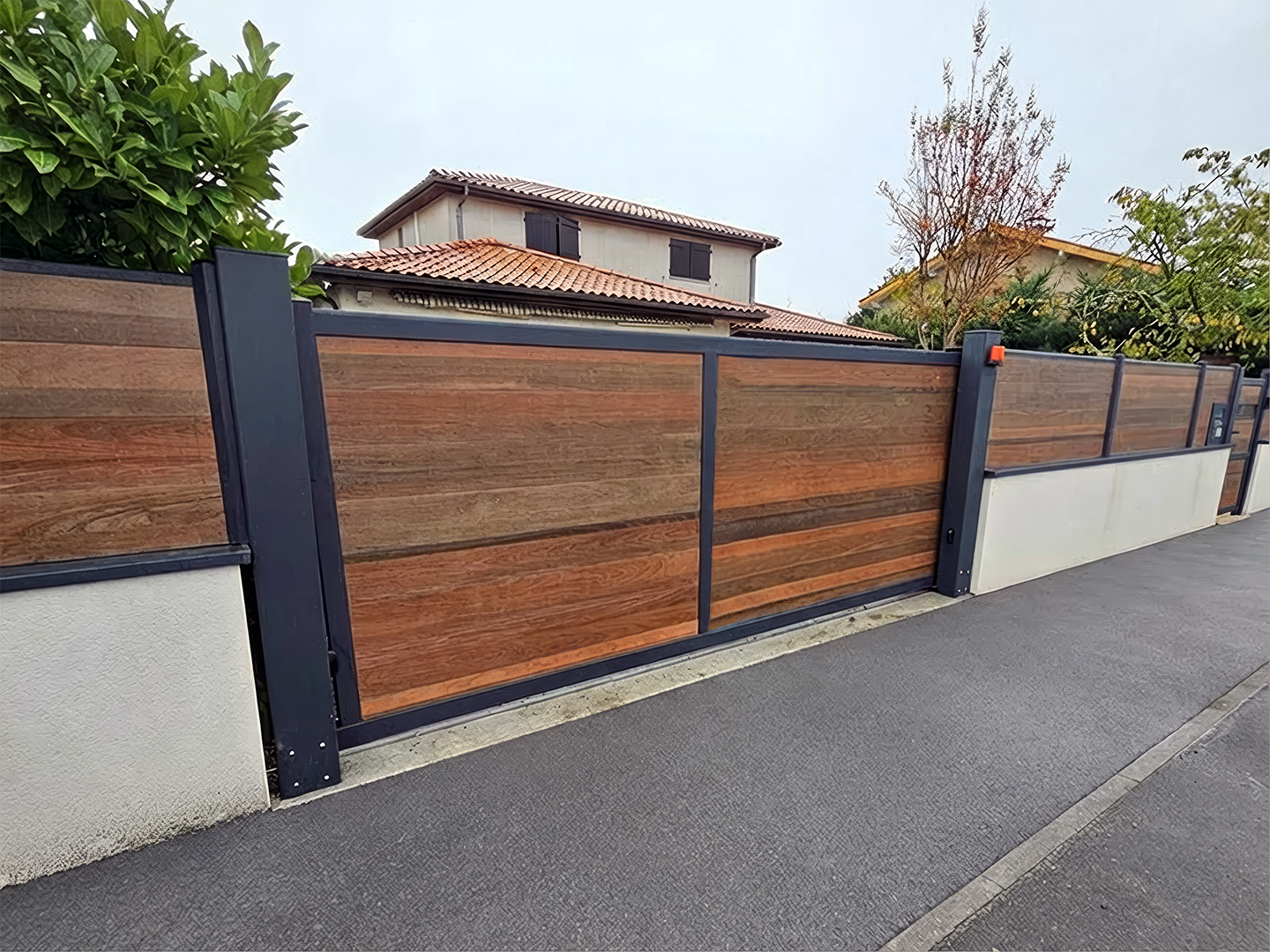 Portail coulissant plein composite effet bois Tech.Sture 4