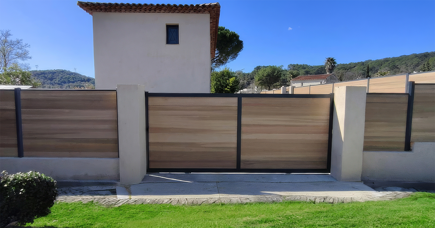 Portail coulissant plein composite effet bois Tech.Sture 3