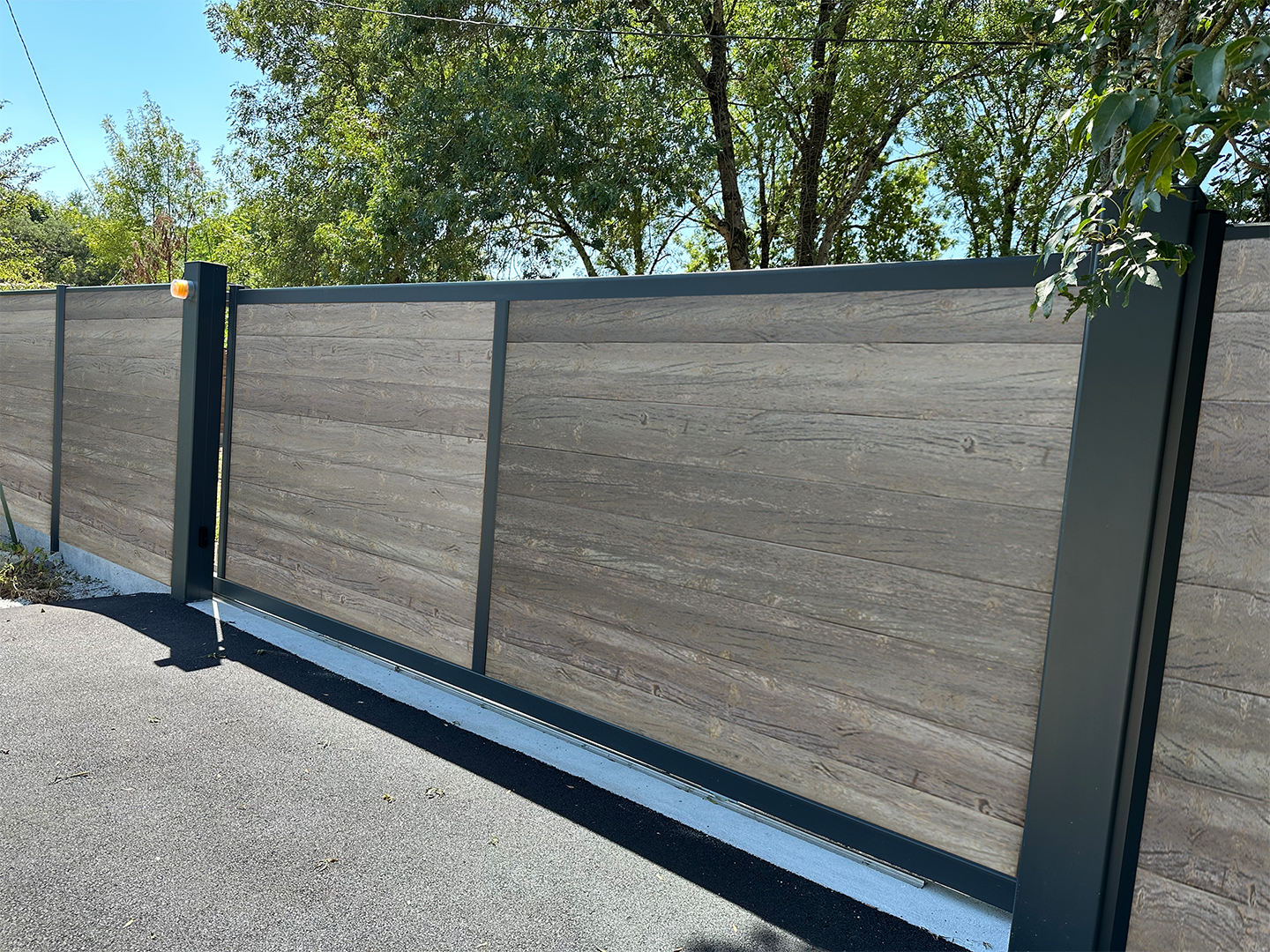 Portail coulissant plein composite effet bois Tech.Sture 5