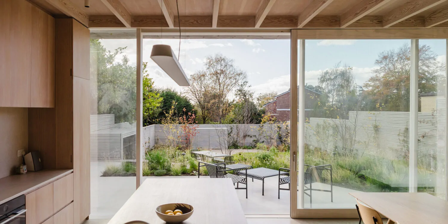Une porte grand format réinventée en bois Accoya à Liverpool