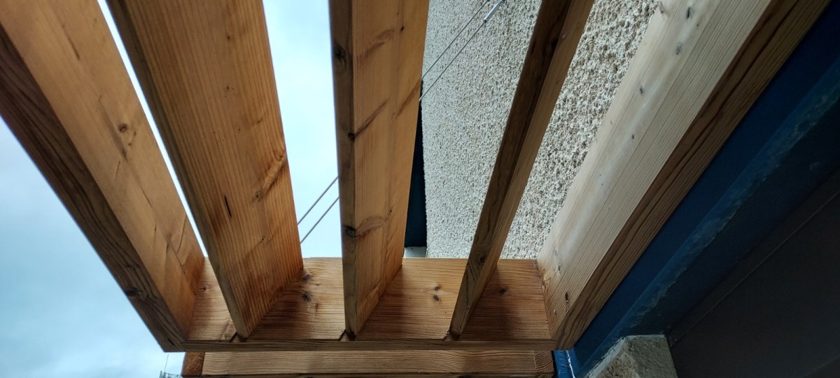 Brise-soleil cadre bois lames biaises 3