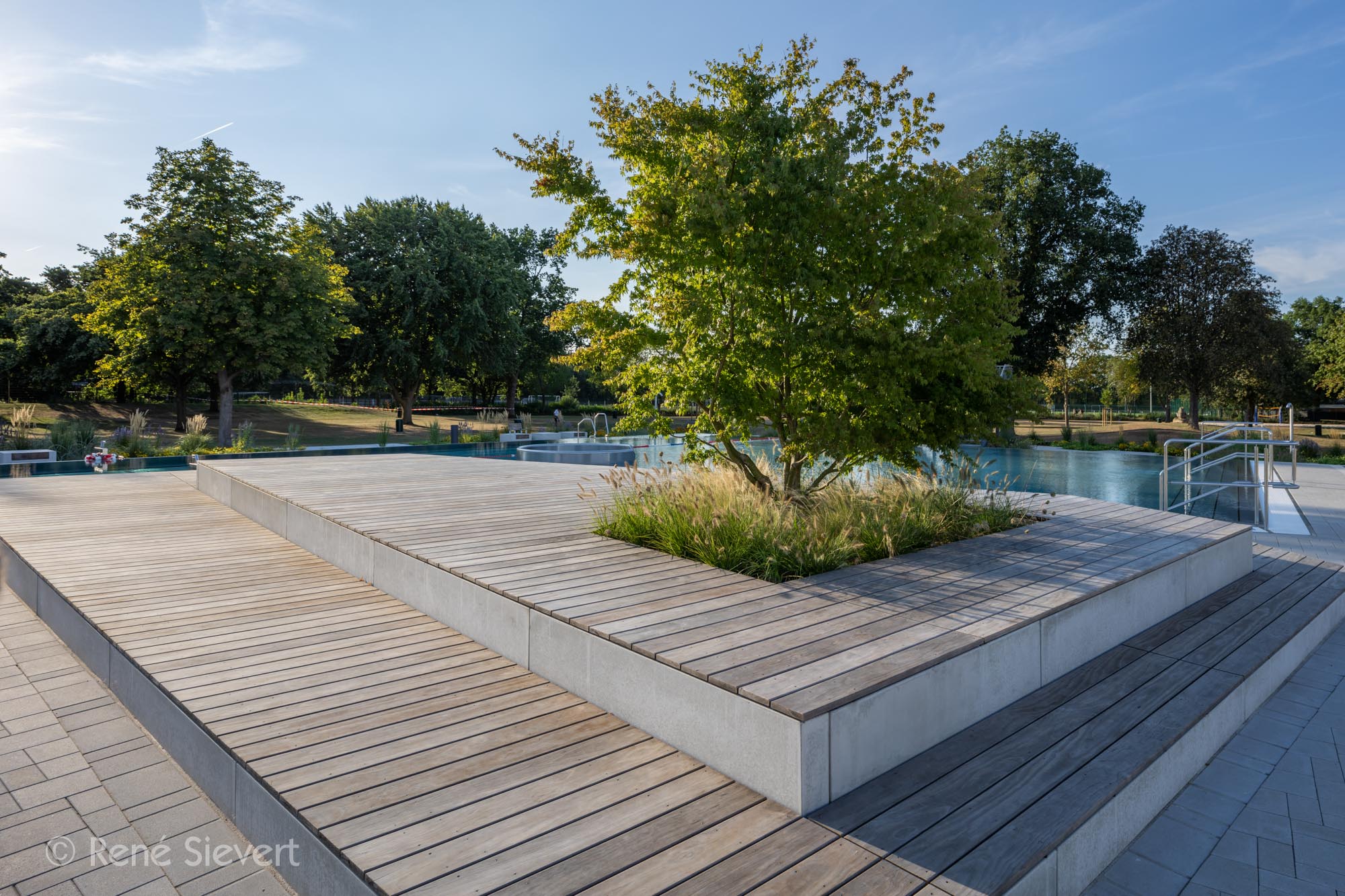 Piscine publique couverte en bois Kebony