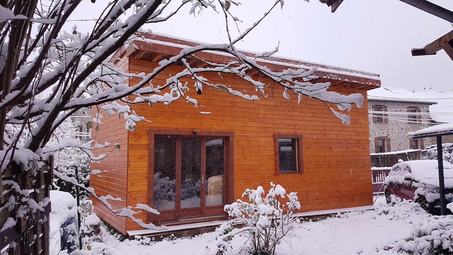 Isolation extérieure sous un bardage bois en hiver