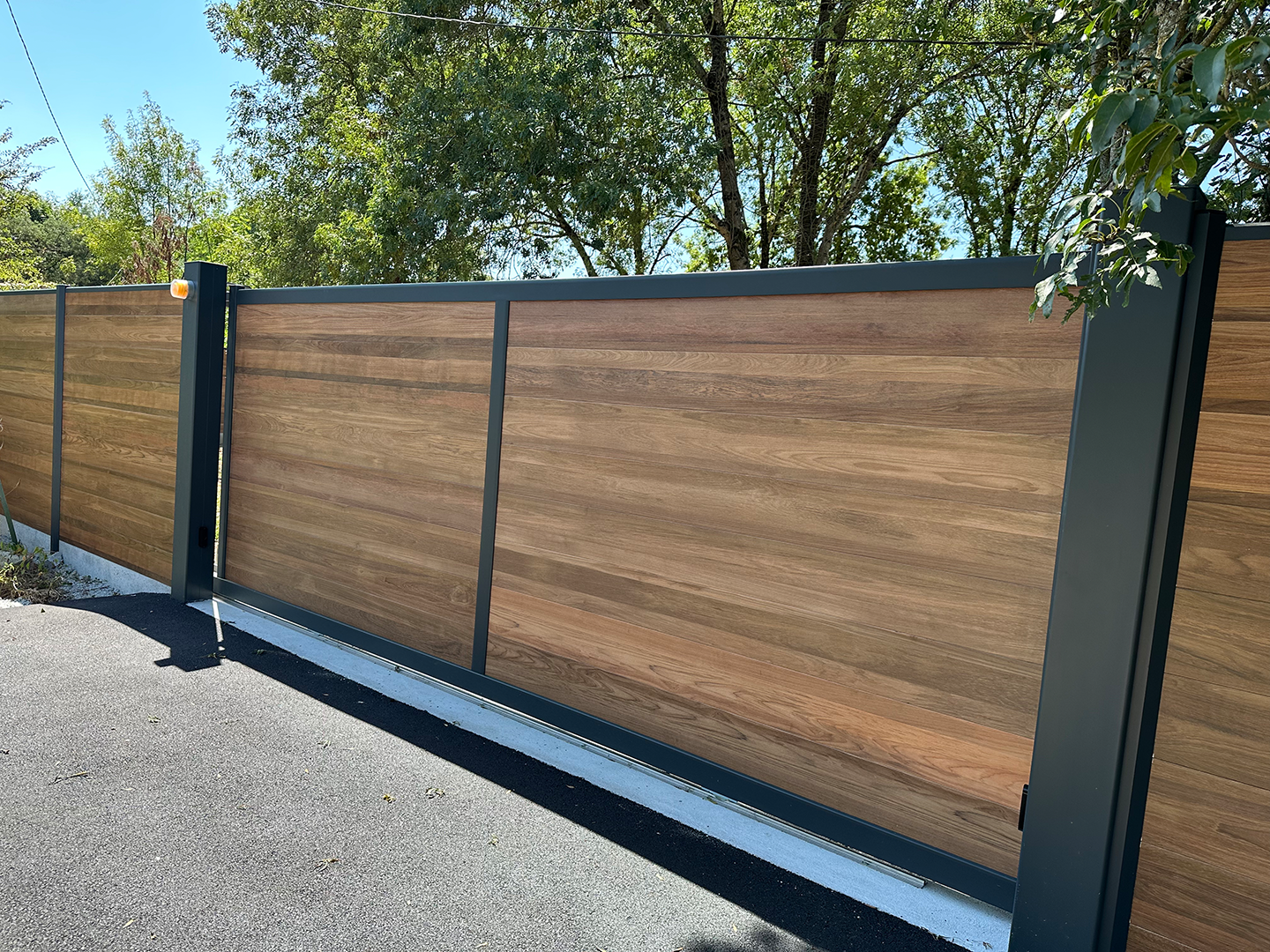 Portail coulissant plein composite effet bois Tech.Sture 2