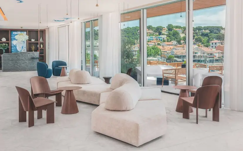 Architecture 54 emmène l’Hôtel Bleu de Carry-le-Rouet entre ciel et mer