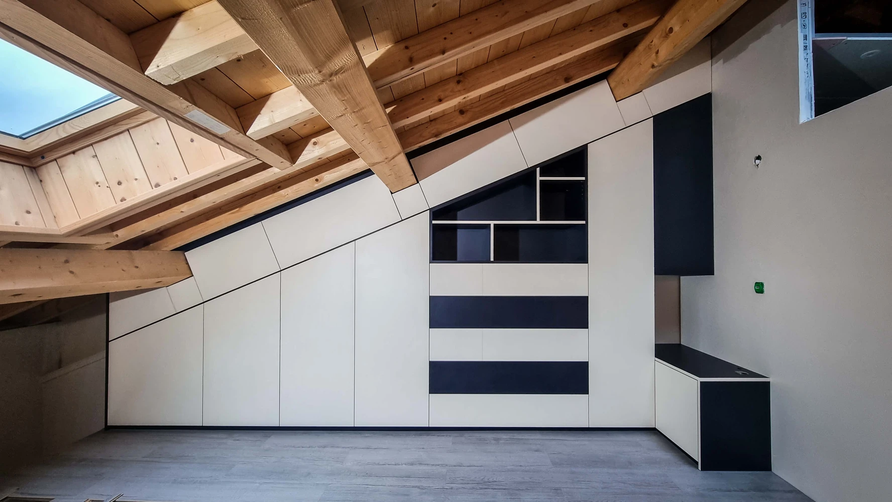Une armoire sous un toit en pente : dressing sur mesure