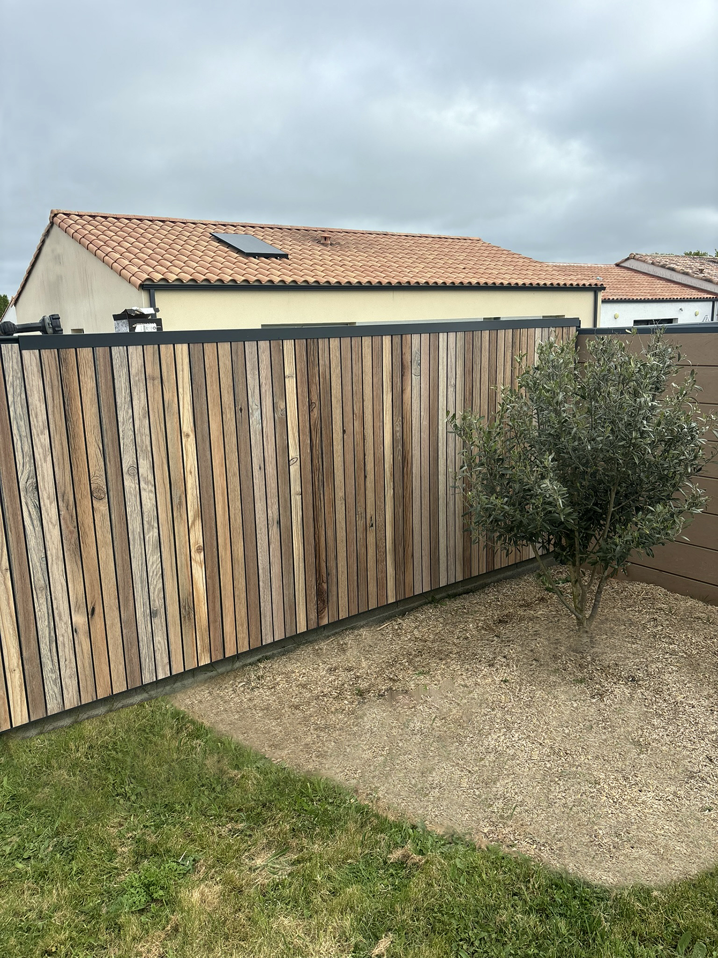 Bardage effet bois sur muret 