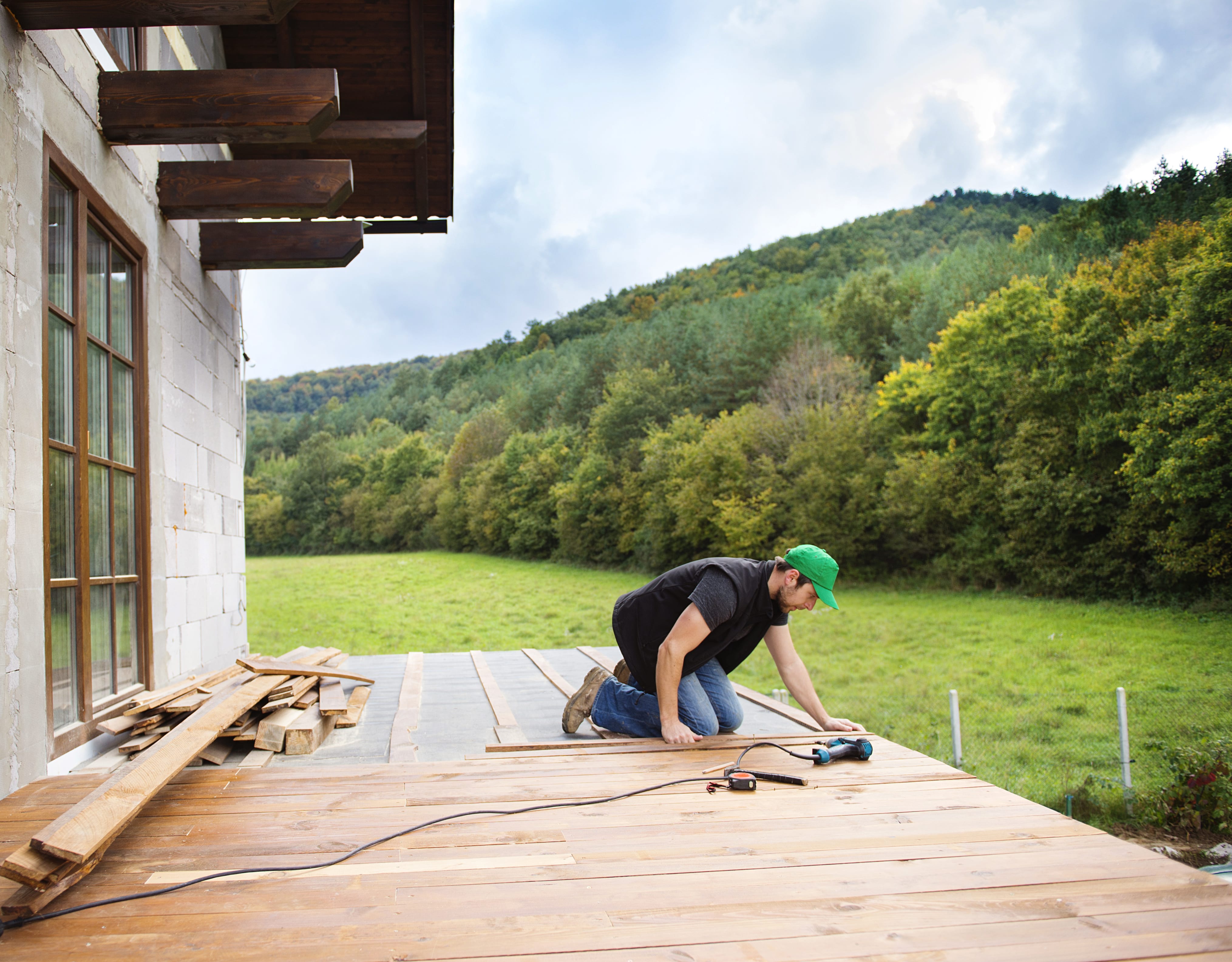 Un artisan en pleine installation d'une terrasse en bois