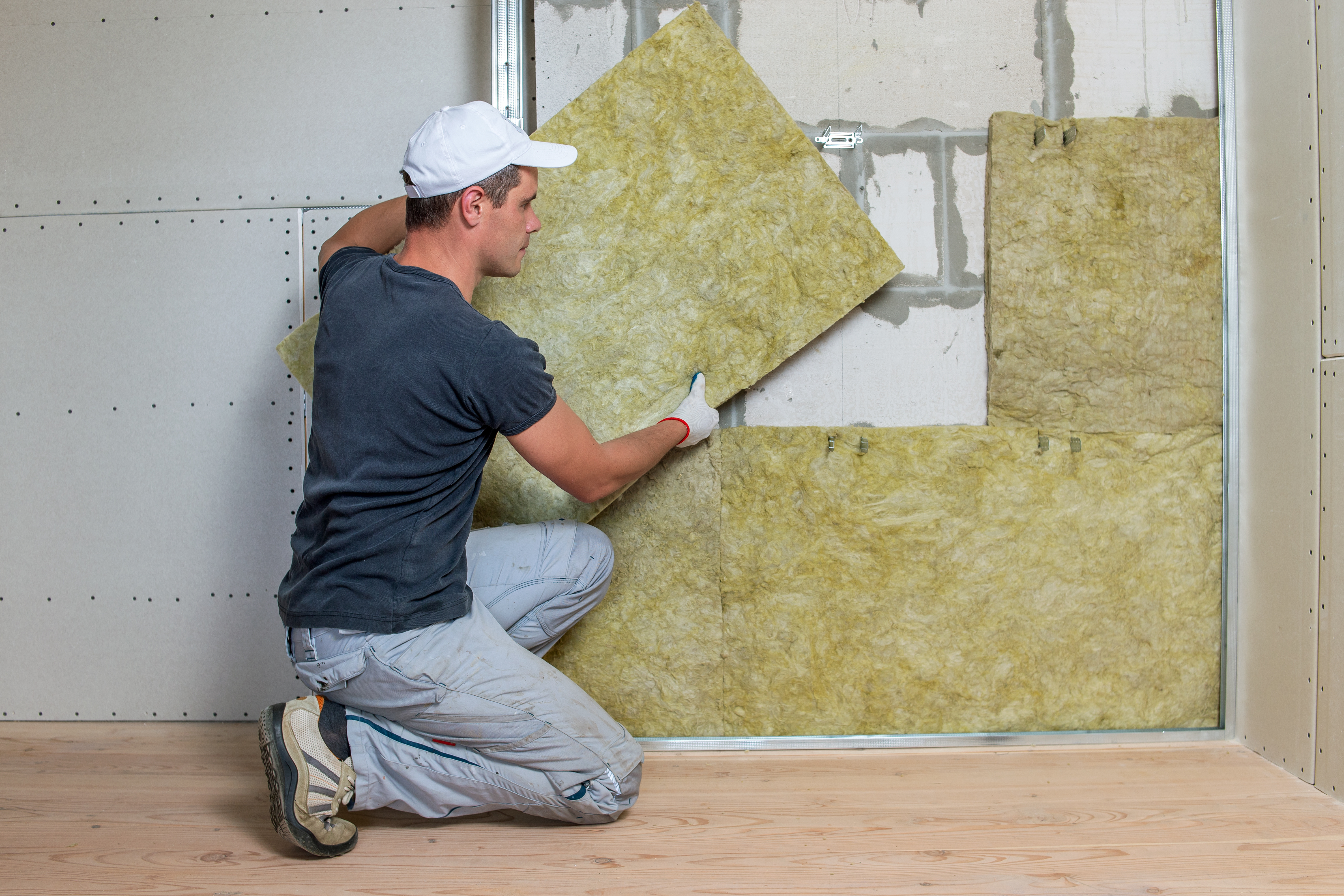 Installation d'un isolant sous un bardage