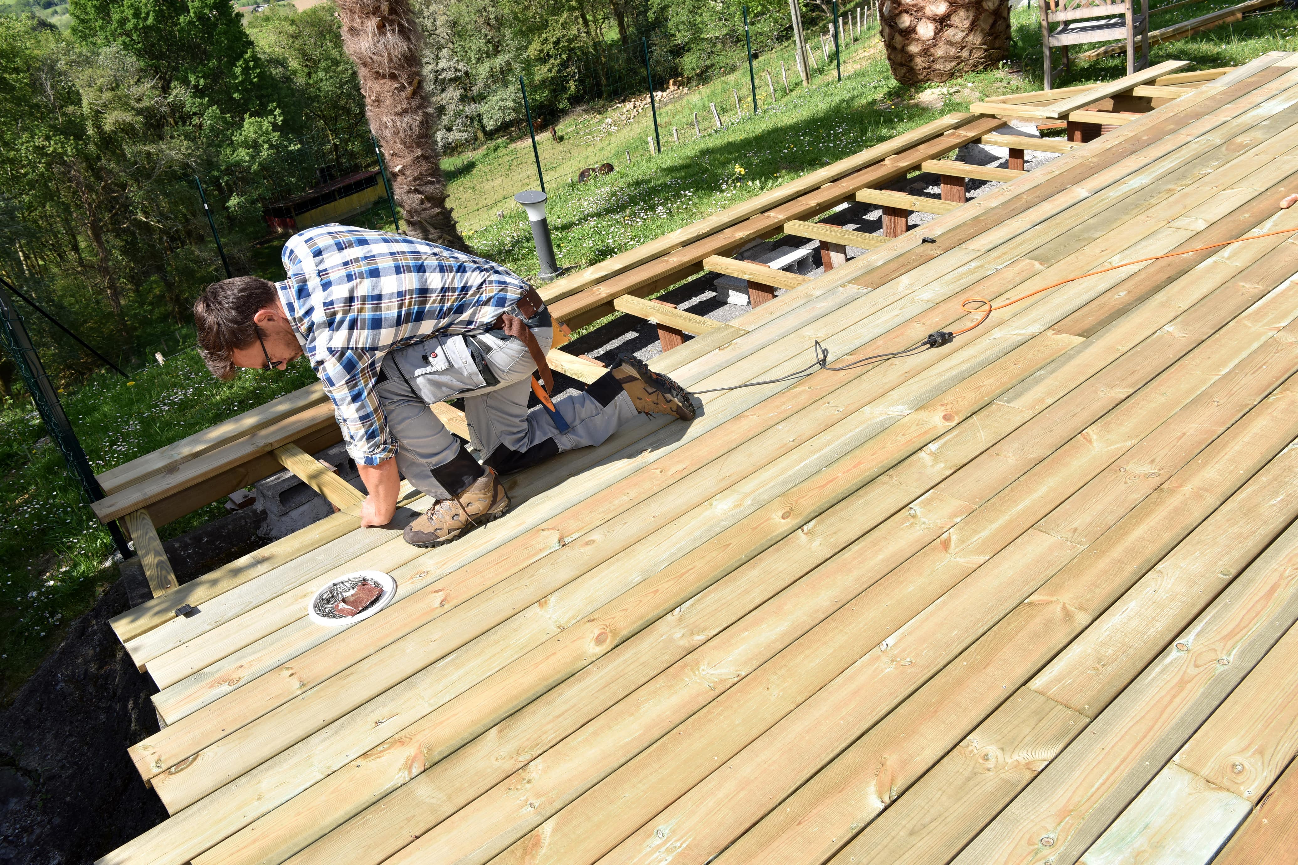 Poser une terrasse en bois nécessite de déterminer la dimension de la terrasse