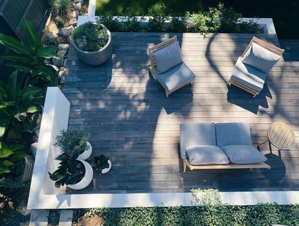 Une terrasse de taille moyenne vue de haut