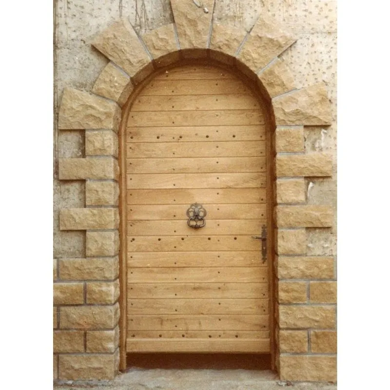 Porte d'entrée bois Castellane cintrée avec fixes en dormant plein cintre.