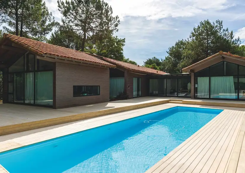 Une terrasse en Accoya dans le sud des Landes